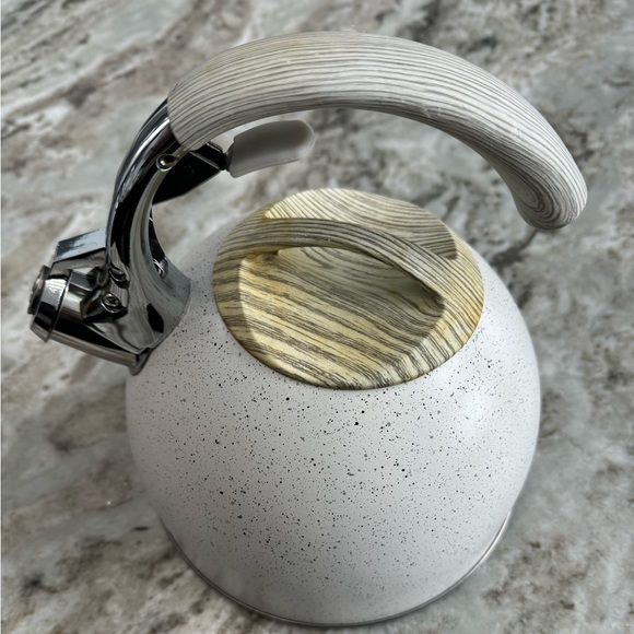 2.5L teapot. Has been used but good condition - Picture 3 of 5